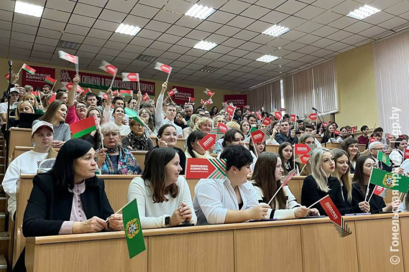 Книга никогда вас не предаст. Уникальную выставку представили в МГПУ им. И. П. Шамякина