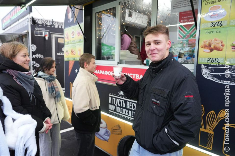 На площадке перед ФОЦ «Полесье-Арена» в Мозыре работают фудтраки и интерактивные зоны