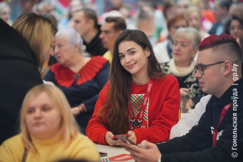 Необычный оливье с мандаринками приготовили на «Знаковой встрече» в Мозыре