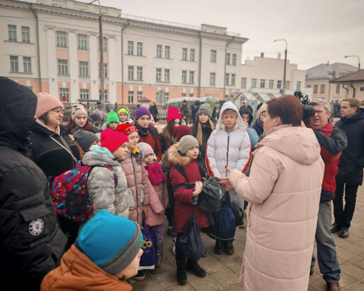 Отдых, продукты и экскурсии: в Гомеле тепло встретили детей из Луганска, Донецка и Мариуполя, которые будут оздоравливаться в Беларуси 