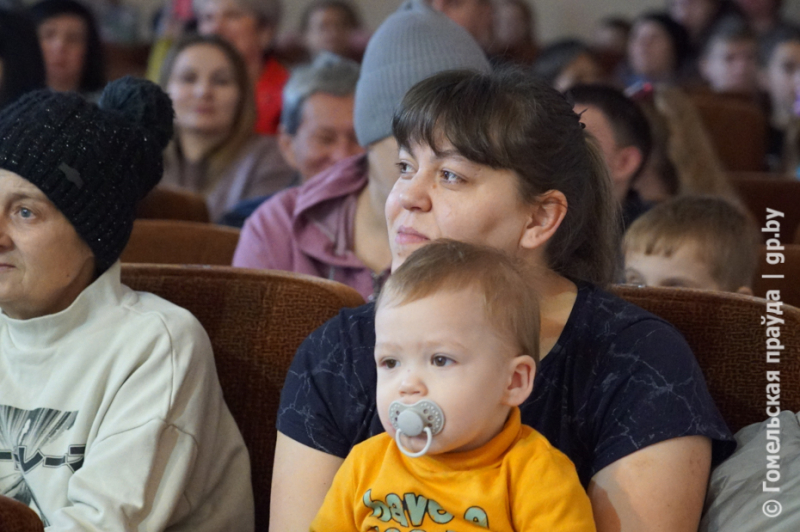 В Хойниках для детей с особенностями здоровья и их родителей организовали яркое новогоднее представление