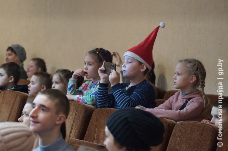 В Хойниках для детей с особенностями здоровья и их родителей организовали яркое новогоднее представление