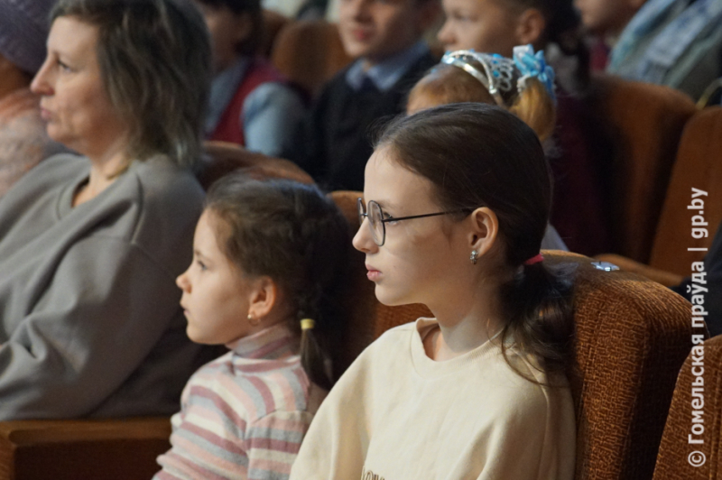 В Хойниках для детей с особенностями здоровья и их родителей организовали яркое новогоднее представление