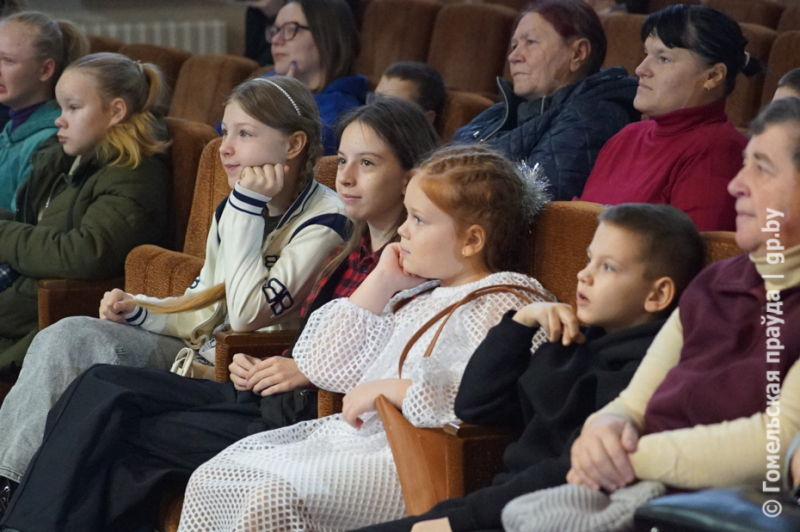 В Хойниках для детей с особенностями здоровья и их родителей организовали яркое новогоднее представление