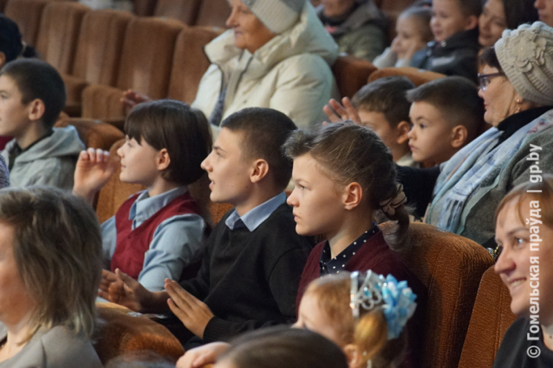 В Хойниках для детей с особенностями здоровья и их родителей организовали яркое новогоднее представление