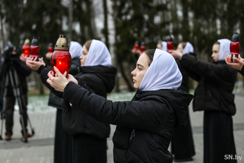 Боль и скорбь, заключенные в камне… В Оле Светлогорского района прошел митинг-реквием, посвященный 81-й годовщине трагедии сожженной деревни