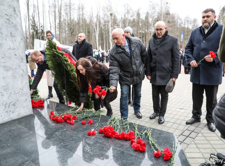 Боль и скорбь, заключенные в камне… В Оле Светлогорского района прошел митинг-реквием, посвященный 81-й годовщине трагедии сожженной деревни