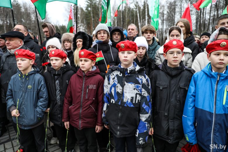 Боль и скорбь, заключенные в камне… В Оле Светлогорского района прошел митинг-реквием, посвященный 81-й годовщине трагедии сожженной деревни