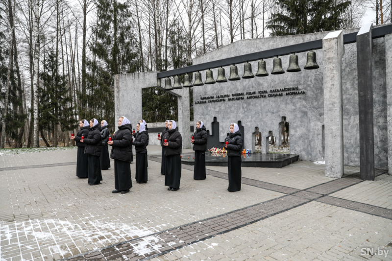 Боль и скорбь, заключенные в камне… В Оле Светлогорского района прошел митинг-реквием, посвященный 81-й годовщине трагедии сожженной деревни