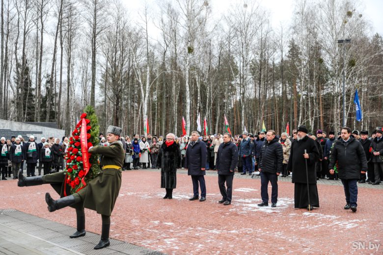 Боль и скорбь, заключенные в камне… В Оле Светлогорского района прошел митинг-реквием, посвященный 81-й годовщине трагедии сожженной деревни