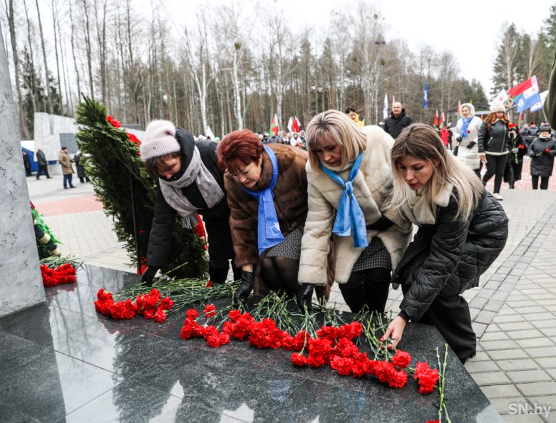 Боль и скорбь, заключенные в камне… В Оле Светлогорского района прошел митинг-реквием, посвященный 81-й годовщине трагедии сожженной деревни