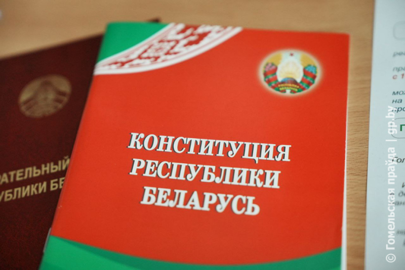 В Центральном районе Гомеля на участке №68, который располагается в стенах Гомельского дорожно-строительного колледжа, голосование идет полным ходом даже в вечернее время