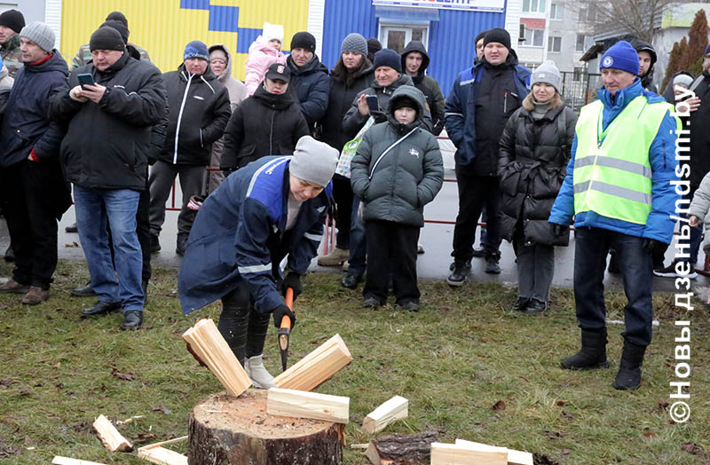 В Жлобине впервые состоялся молодежный турнир по колке дров «Як Бацька навучыў!»