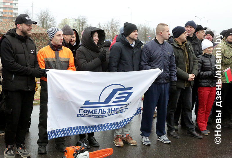 В Жлобине впервые состоялся молодежный турнир по колке дров «Як Бацька навучыў!»