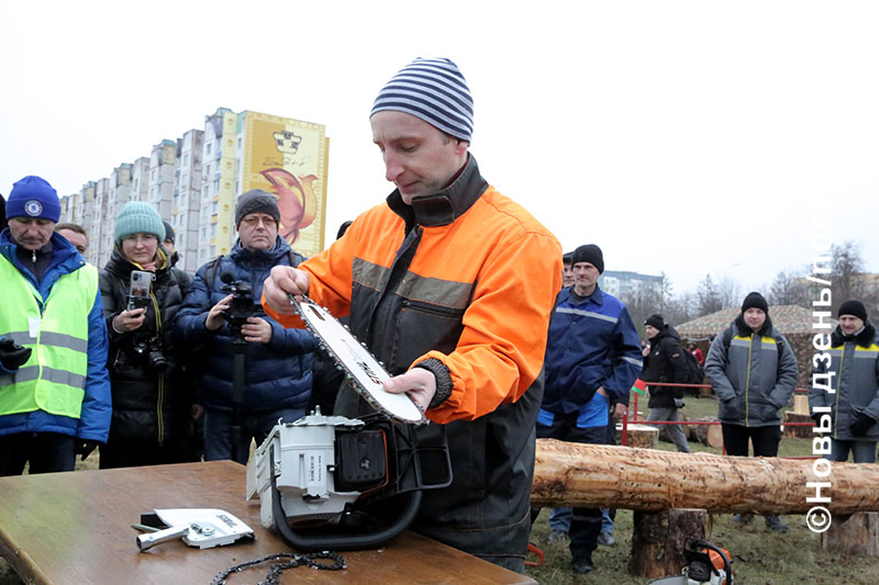 В Жлобине впервые состоялся молодежный турнир по колке дров «Як Бацька навучыў!»