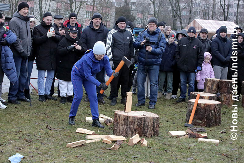 В Жлобине впервые состоялся молодежный турнир по колке дров «Як Бацька навучыў!»