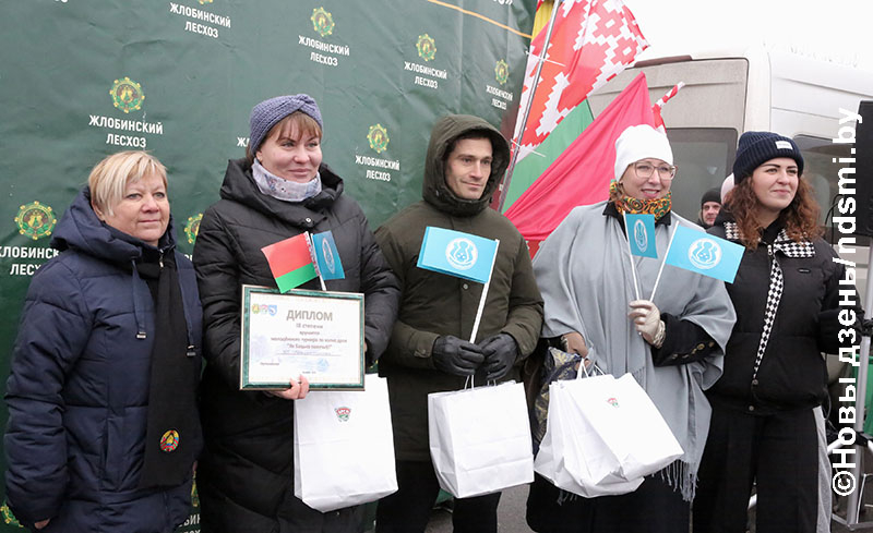 В Жлобине впервые состоялся молодежный турнир по колке дров «Як Бацька навучыў!»