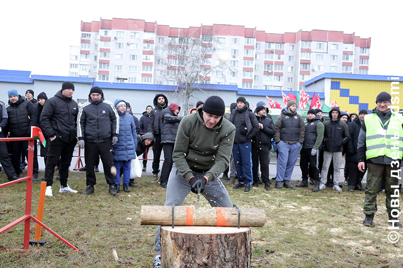 В Жлобине впервые состоялся молодежный турнир по колке дров «Як Бацька навучыў!»