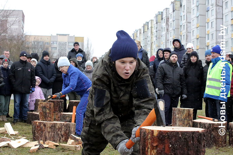 В Жлобине впервые состоялся молодежный турнир по колке дров «Як Бацька навучыў!»