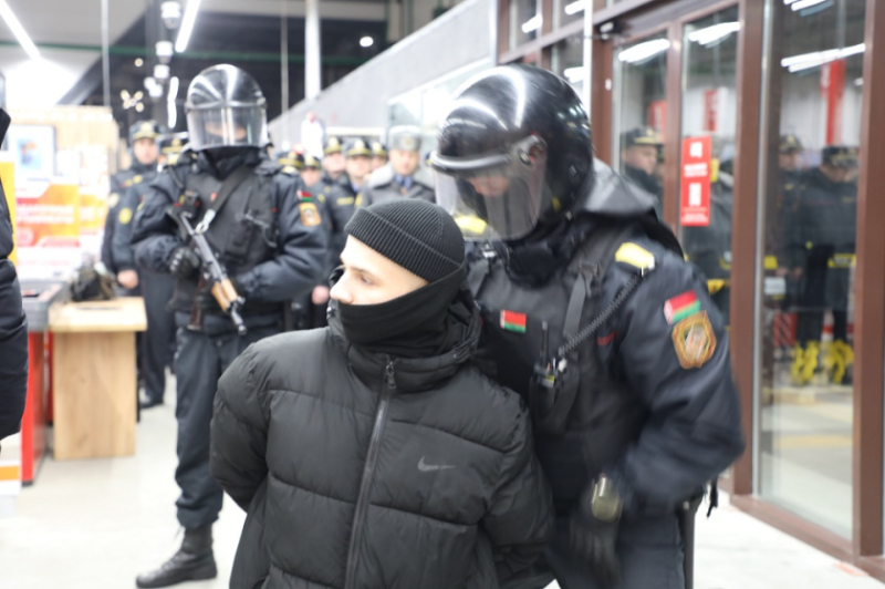 Всегда на чеку: тактические учения прошли в гомельском торговом центре