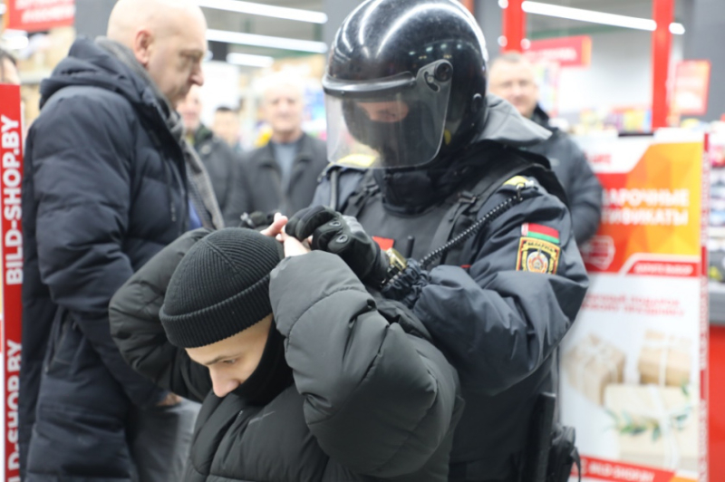 Всегда на чеку: тактические учения прошли в гомельском торговом центре